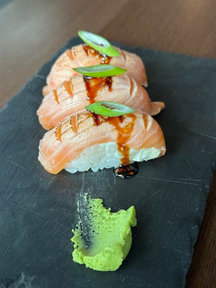 Una de les varietats de sushi, aquest amb salmó, que hi haurà a l'Àrtic.